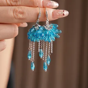 Boucles d'oreilles bohèmes en éventail argenté avec cristaux bleus et pompons zircon