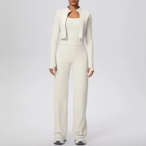 Détail de la maille côtelée sur l'ensemble de yoga crème avec veste zippée et pantalon