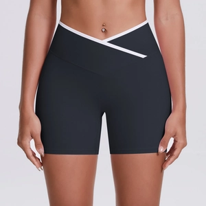 Détail du short de yoga à taille haute avec ceinture croisée en V de couleur contrastée