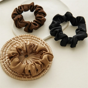 Lot de chouchous en satin de style français marron et noir sur plateau élégant