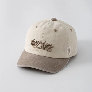 Détail de casquette baseball en coton rétro avec broderie 3D New York et bord contrasté