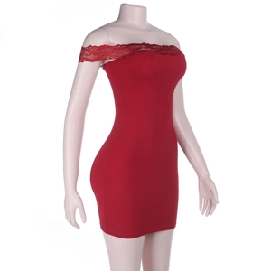 Détail d'une mini robe rouge à épaules dénudées avec dentelle délicate et coupe moulante