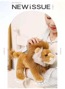 Détail d'une peluche lion douce avec crinière brune touffue et traits réalistes du visage