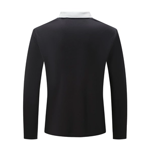 Vista posteriore di una polo a maniche lunghe nera con colletto bianco a contrasto