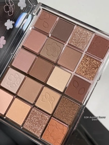 Dettaglio della palette ombretti 20 colori nei toni ambra e nude con rilievi floreali