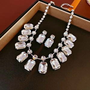 Macro de l'ensemble collier à pendentif goutte argenté et boucles d'oreilles en velours