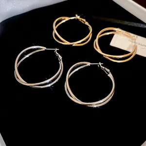 Moderne zweilagige, verschlungene Gold- und Silber-Creolen mit polierter Oberfläche