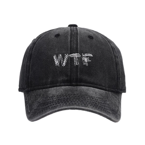 Gros plan sur la broderie blanche WTF d'une casquette de baseball en denim délavé