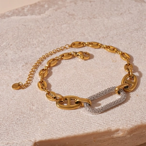 Bracelet chaîne grain de café doré avec maillon rectangulaire serti et fermoir réglable