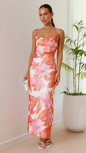 Détail d'une robe longue moulante rose à fleurs avec fines bretelles en mousseline