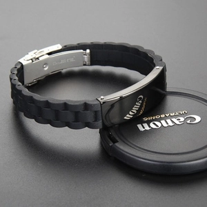 Bracelet pour homme en silicone noir avec plaque en acier inoxydable sur cache d'objectif