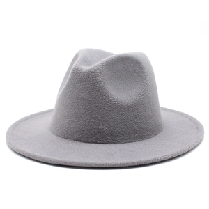 Klassischer grauer Filzhut aus Wolle im minimalistischen Vintage-Stil mit flacher Krempe