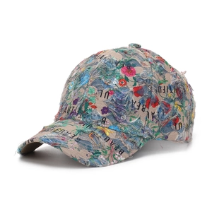 Dettaglio cappello stile vintage con stampa floreale, frange e scritta Beautiful