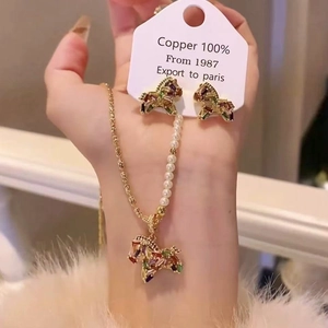 Parure de bijoux dorés avec collier en perles et boucles d'oreilles poney et gemmes