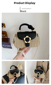 Détail du sac tissé beige avec rabat en cuir noir et boucle fleur dorée