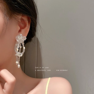Elegante Blumen-Perlenohrringe mit Quasten und Silbernadel an einem Model