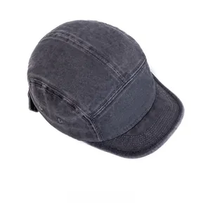 Détail de la casquette 5-panel anthracite montrant les œillets et le sergé de coton