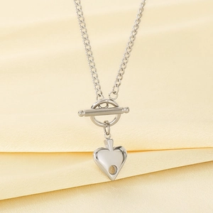 Vista dettagliata della collana con pendente a cuore argento e chiusura a barra OT