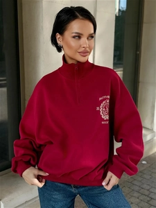 Nahaufnahme des weinroten Half-Zip-Sweatshirts mit Authentic-Society-Stickerei