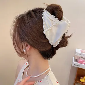 Pince à cheveux élégante en satin blanc avec perles pour une coiffure chic et soignée