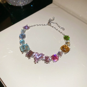 Verstellbares Silberarmband mit bunten Herz- und ovalen Edelsteinen in Krallenfassung