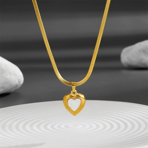 Collier élégant doré avec pendentif cœur, chaîne serpent et détails en nacre sur fond gris