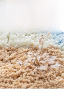 Vue macro du tapis de bain épais et absorbant avec fonction d'absorption rapide