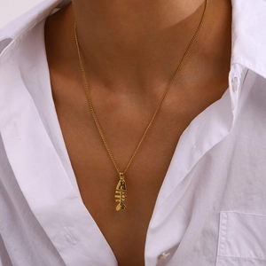 Collier élégant avec pendentif arête de poisson en acier inoxydable plaqué or 18 carats