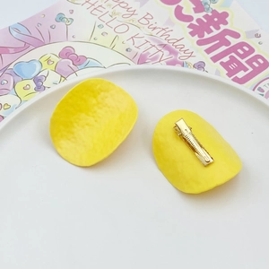 Creative potato chip hair clips in yellow with golden metal duckbill base