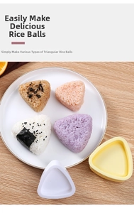 Dettaglio di stampi per sushi giapponesi a triangolo con esempi di polpette di riso