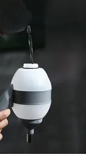 Detailansicht eines 600ml Trinkspenders für Haustiere mit praktischer Befüllung von oben