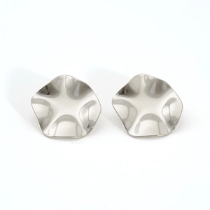 Vue détaillée de boucles d'oreilles étoile argentées avec texture ondulée polie