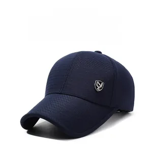 Détail du tissu en mesh respirant et emblème métallique sur une casquette de baseball bleu marine