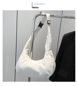 Gros plan sur le sac à bandoulière matelassé blanc avec texture douce de nuage