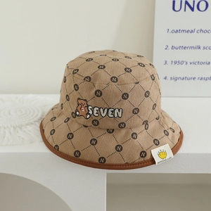 Détail du chapeau bob en velours côtelé avec broderie d'ours et gaufrage N pour enfant