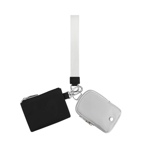 Dettaglio del cinturino da polso multifunzione con mini pochette a zip e anello metallico