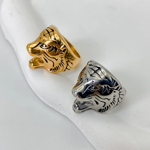 Dettaglio di anelli a testa di tigre in oro e argento in acciaio inossidabile da uomo