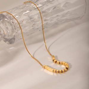 Collier élégant doré avec pendentifs cubes carrés pour femme au design minimaliste chic
