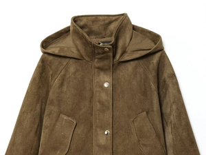 Détail de veste à capuche en daim marron foncé montrant le col montant et les boutons