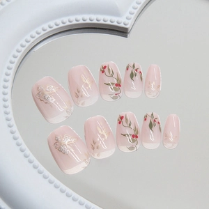 Unghie finte French rosa con motivi di bacche rosse, fiori e farfalle glitterate eleganti