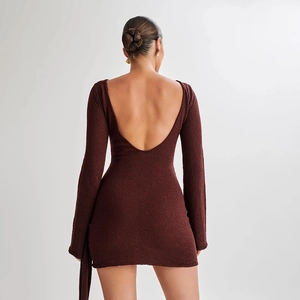 Detailansicht des rückenfreien Designs und der Stricktextur des braunen Minikleides