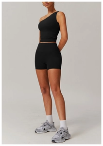 Vue latérale du haut de yoga à une épaule et du short taille haute pour le sport
