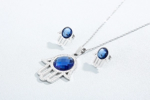 Détail de la parure de bijoux Main de Fatma avec cristal bleu ovale et pierres claires