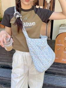 Floral canvas tote bag in light blue with crossbody strap for casual summer styling