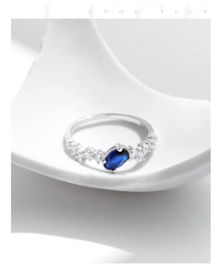 Makro-Detail Silberring mit ovalem blauem Saphir und Pavé-gefassten Diamanten