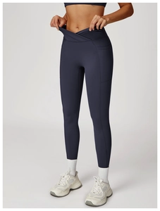Détail du legging de yoga à taille haute croisée avec poches latérales pratiques