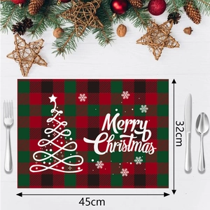 Detalle de mantel individual navideño de lino con árbol y texto de Merry Christmas