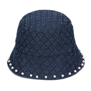Chapeau bob en denim bleu foncé avec bordure de perles et motif à losanges texturé