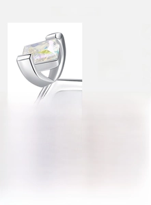 Détail du poinçon en argent S925 et du zircon rectangulaire serti à la main sur la bague