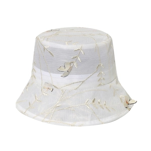 Chapeau bob d'été en dentelle avec broderie de papillon et motifs floraux en maille